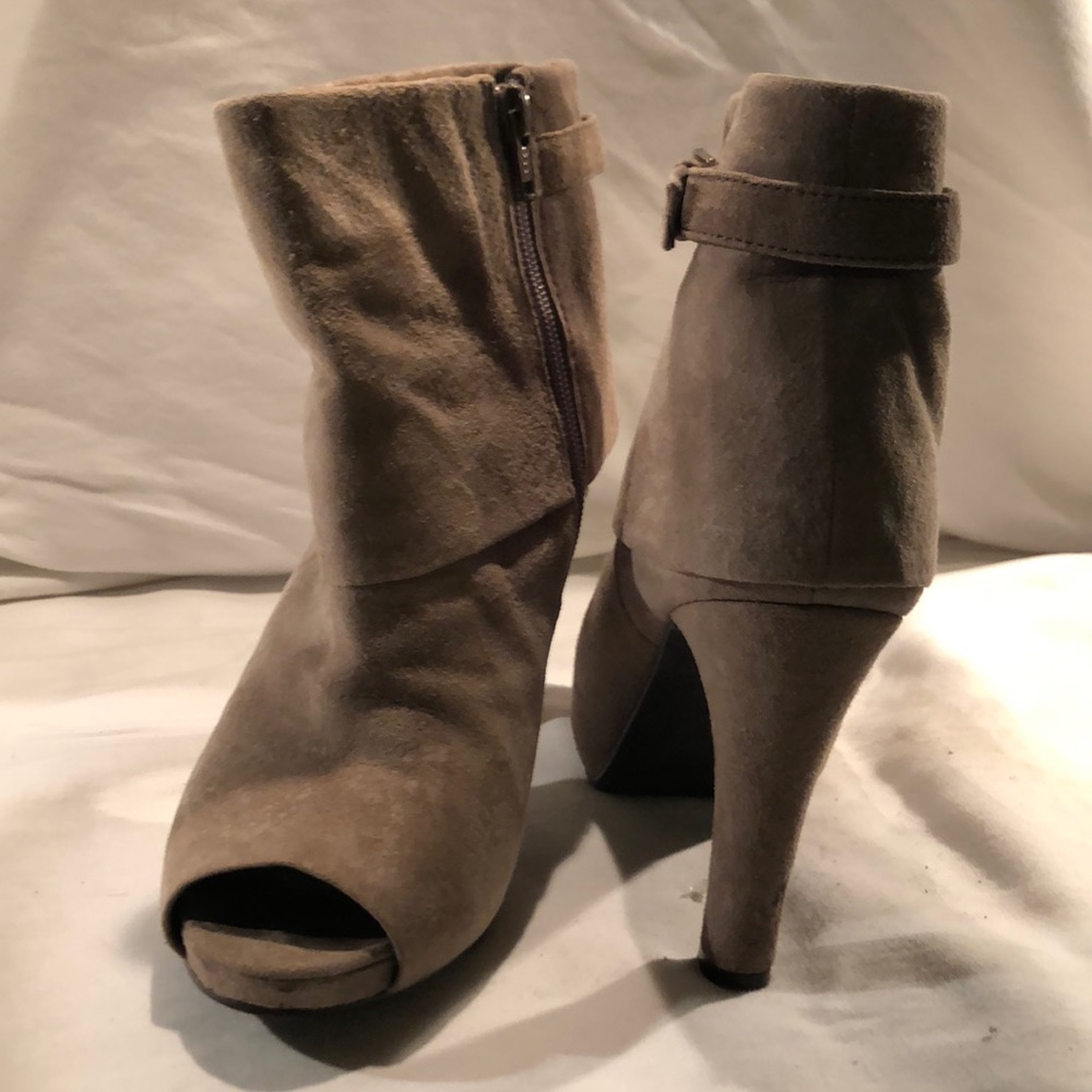 Grey suede Kristen Davis booties size 7 new in box